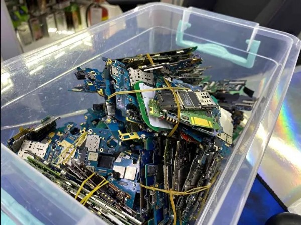 Sakın Çöpe Atmayın! Eski Telefonların İçindeki Gizli Hazine...